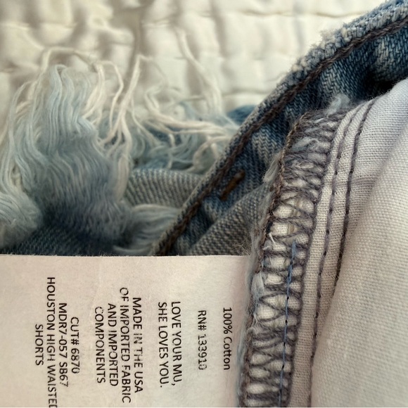 Never worn NWOT Show Me Your Mumu Houston Shorts Size: 26 - Picture 9 of 10